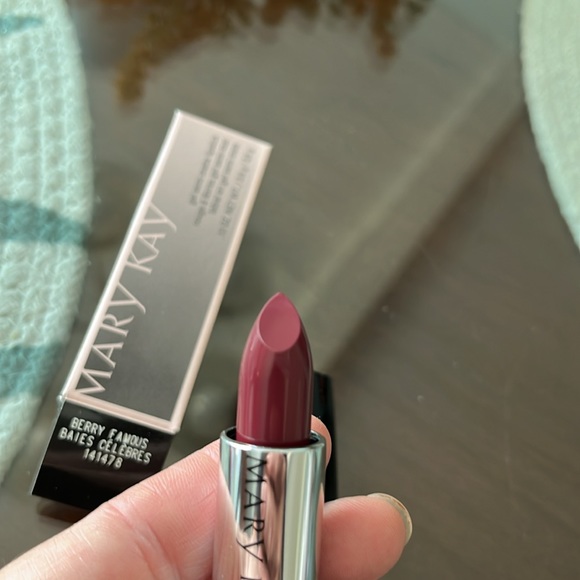 👄NIB Gel Semi-Matte Lipstick:Berry Famous👄 - Picture 2 of 2